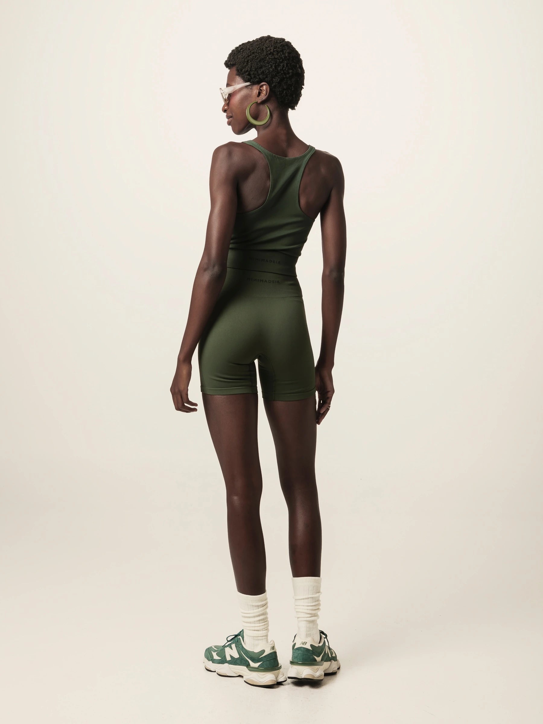 Regata Flora Seamless Verde Escuro Activewear. Compre online moda sustentável e atemporal na Minimadeia, marca slow fashion de roupas femininas. Foto produto JUN26 04