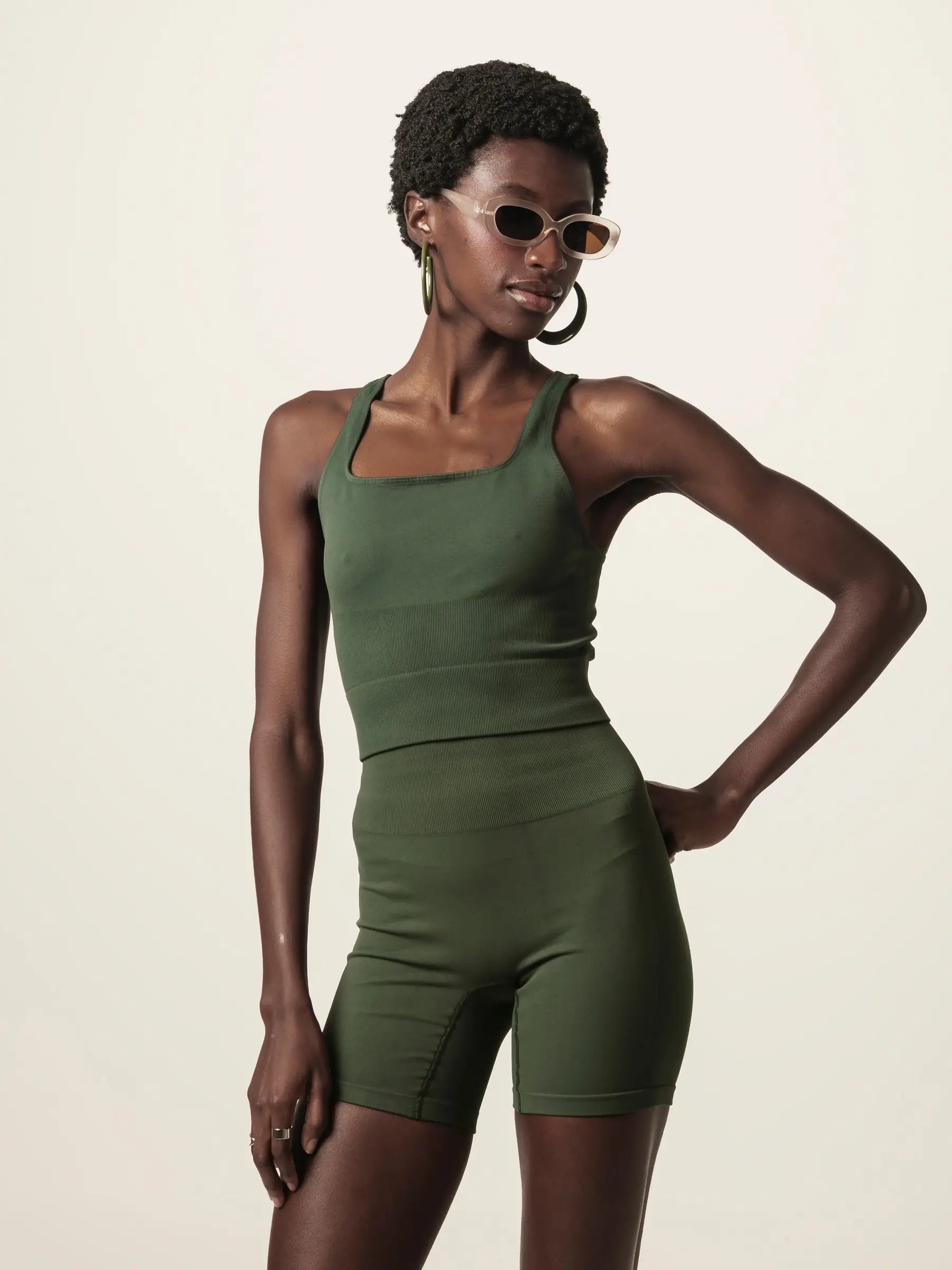 Regata Flora Seamless Verde Escuro Activewear. Compre online moda sustentável e atemporal na Minimadeia, marca slow fashion de roupas femininas. Foto produto JUN26 06