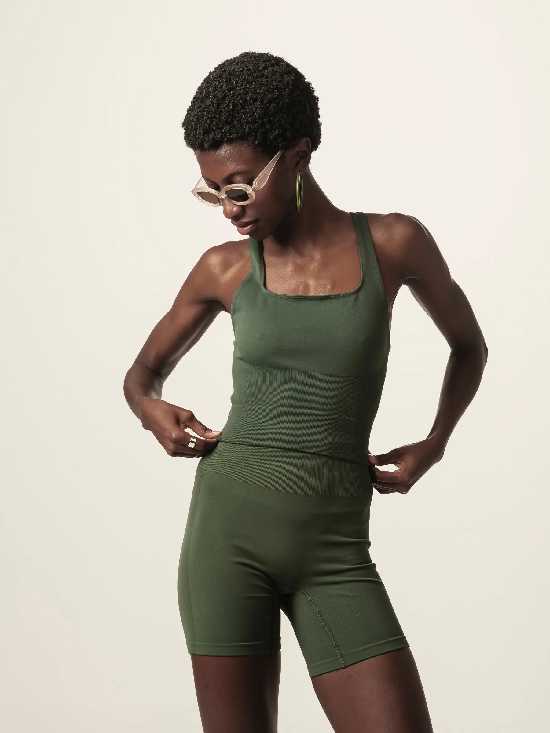 Regata Flora Seamless Verde Escuro Activewear. Compre online moda sustentável e atemporal na Minimadeia, marca slow fashion de roupas femininas. Foto produto JUN26 07
