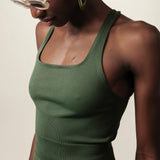Regata Flora Seamless Verde Escuro Activewear. Compre online moda sustentável e atemporal na Minimadeia, marca slow fashion de roupas femininas. Foto produto JUN26 13