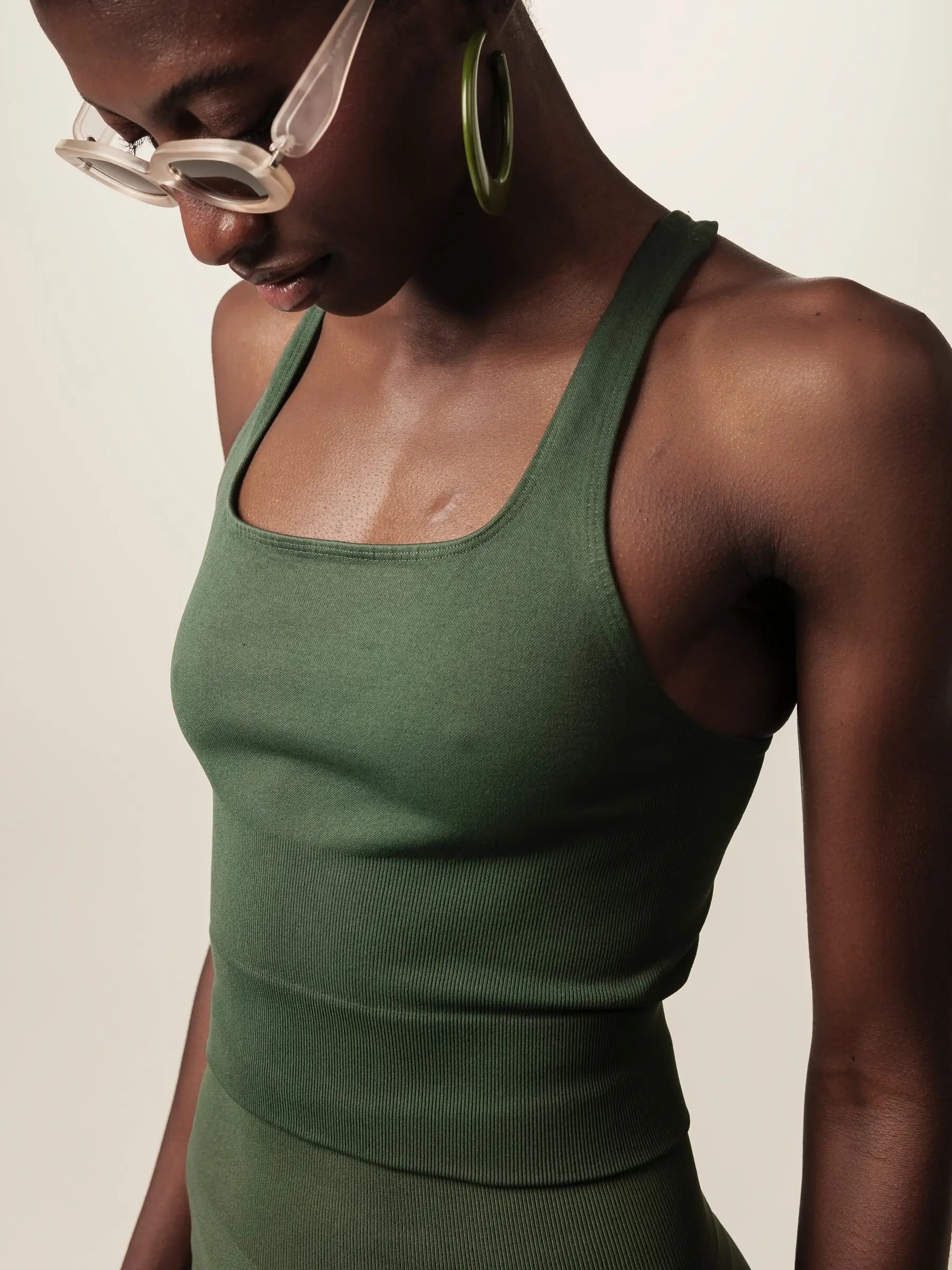 Regata Flora Seamless Verde Escuro Activewear. Compre online moda sustentável e atemporal na Minimadeia, marca slow fashion de roupas femininas. Foto produto JUN26 13