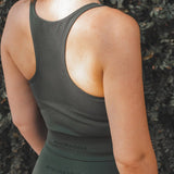 Regata Flora Seamless Verde Escuro Athleisure. Compre online moda sustentável e atemporal na Minimadeia, marca slow fashion de roupas femininas. Foto produto SET25 12