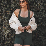 Regata Flora Seamless Verde Escuro Athleisure. Compre online moda sustentável e atemporal na Minimadeia, marca slow fashion de roupas femininas. Foto produto SET25 14