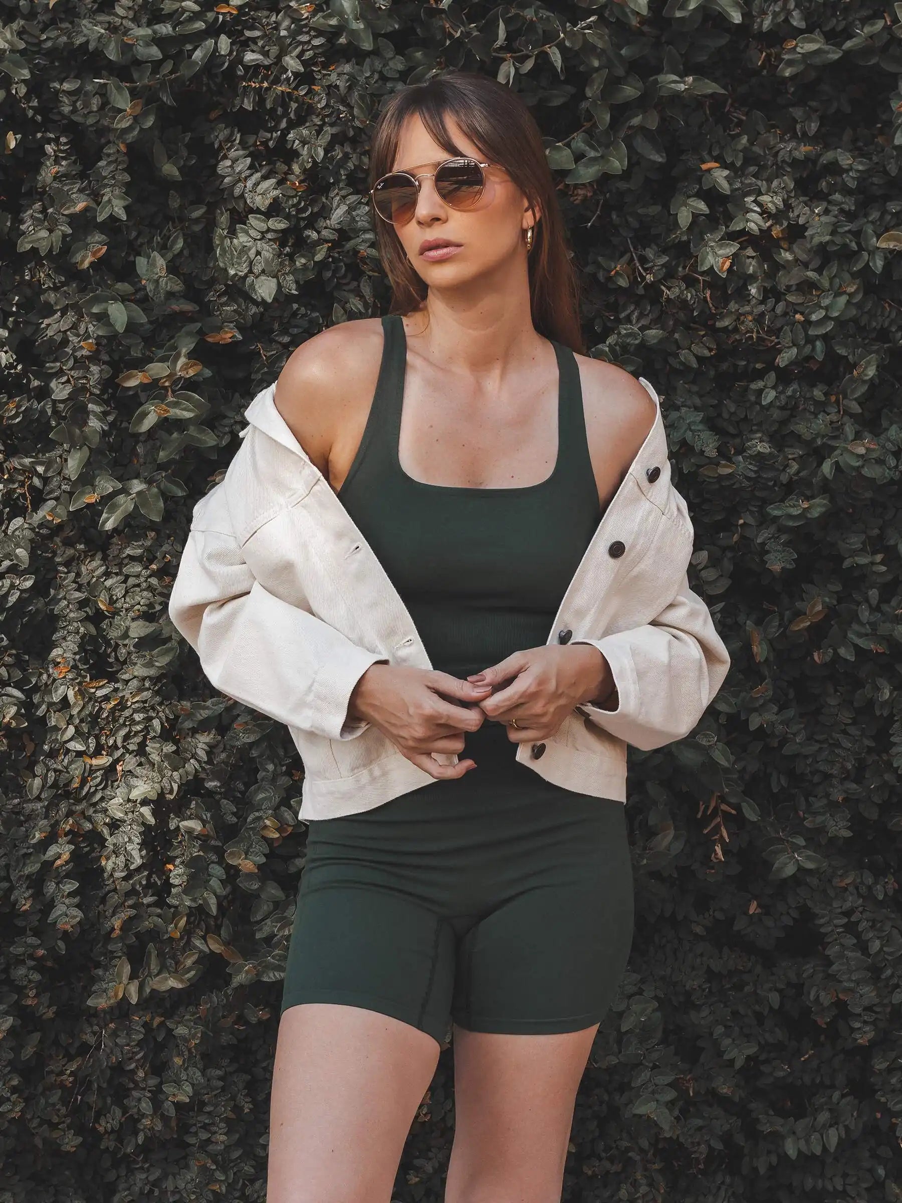 Regata Flora Seamless Verde Escuro Athleisure. Compre online moda sustentável e atemporal na Minimadeia, marca slow fashion de roupas femininas. Foto produto SET25 14