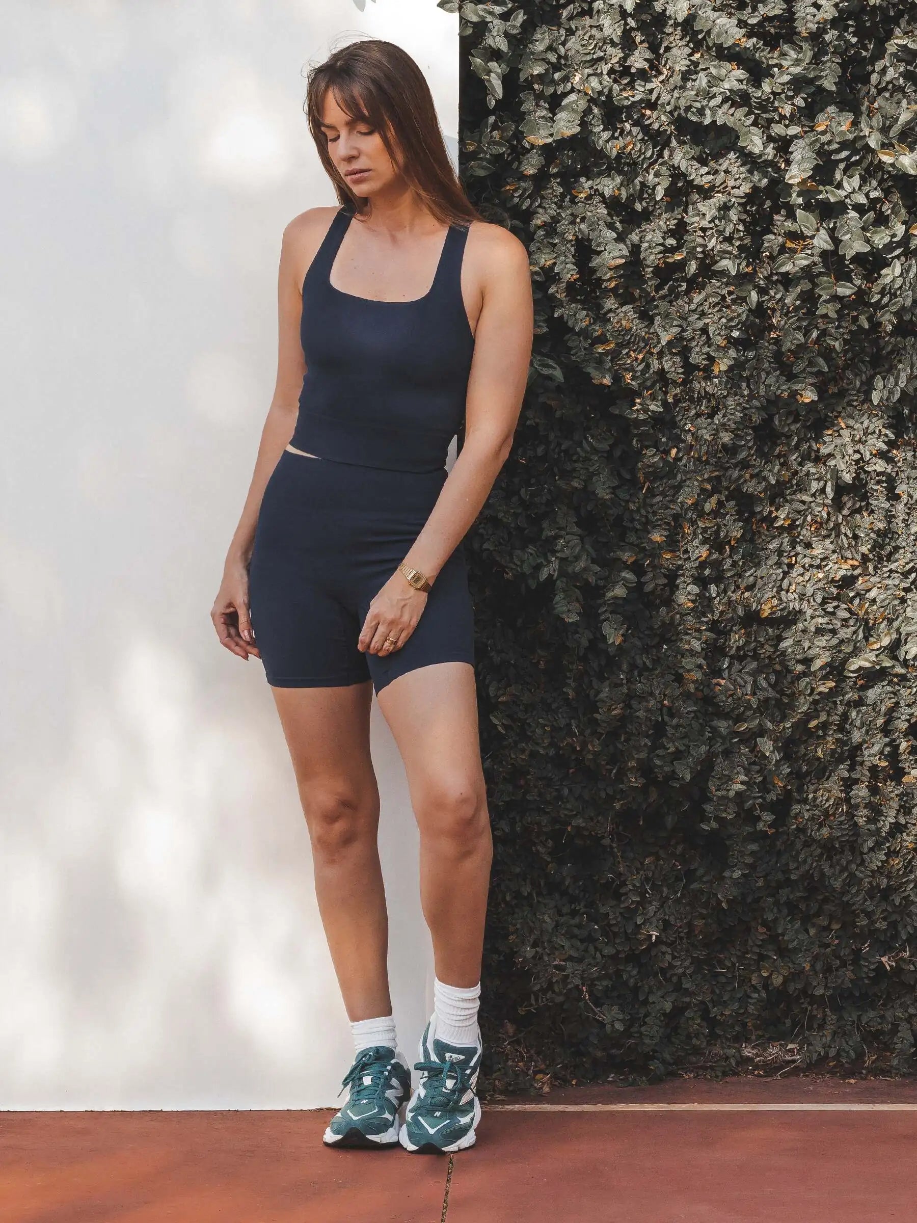 Shorts Flora Seamless Azul Escuro Athleisure. Compre online moda sustentável e atemporal na Minimadeia, marca slow fashion de roupas femininas. Foto produto SET25 14