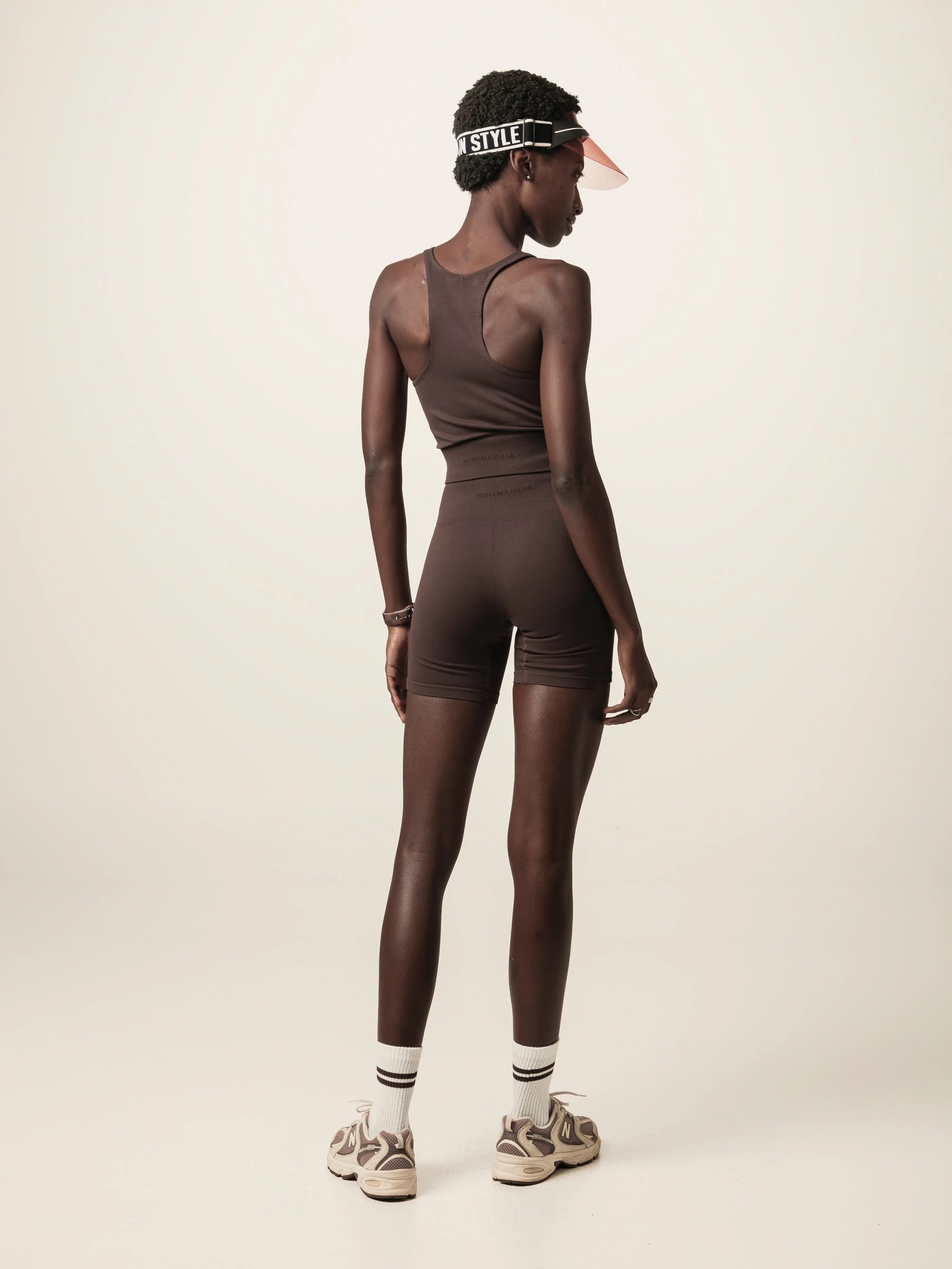 Shorts Flora Seamless Marrom Escuro Activewear. Compre online moda sustentável e atemporal na Minimadeia, marca slow fashion de roupas femininas. Foto produto JUN26 03