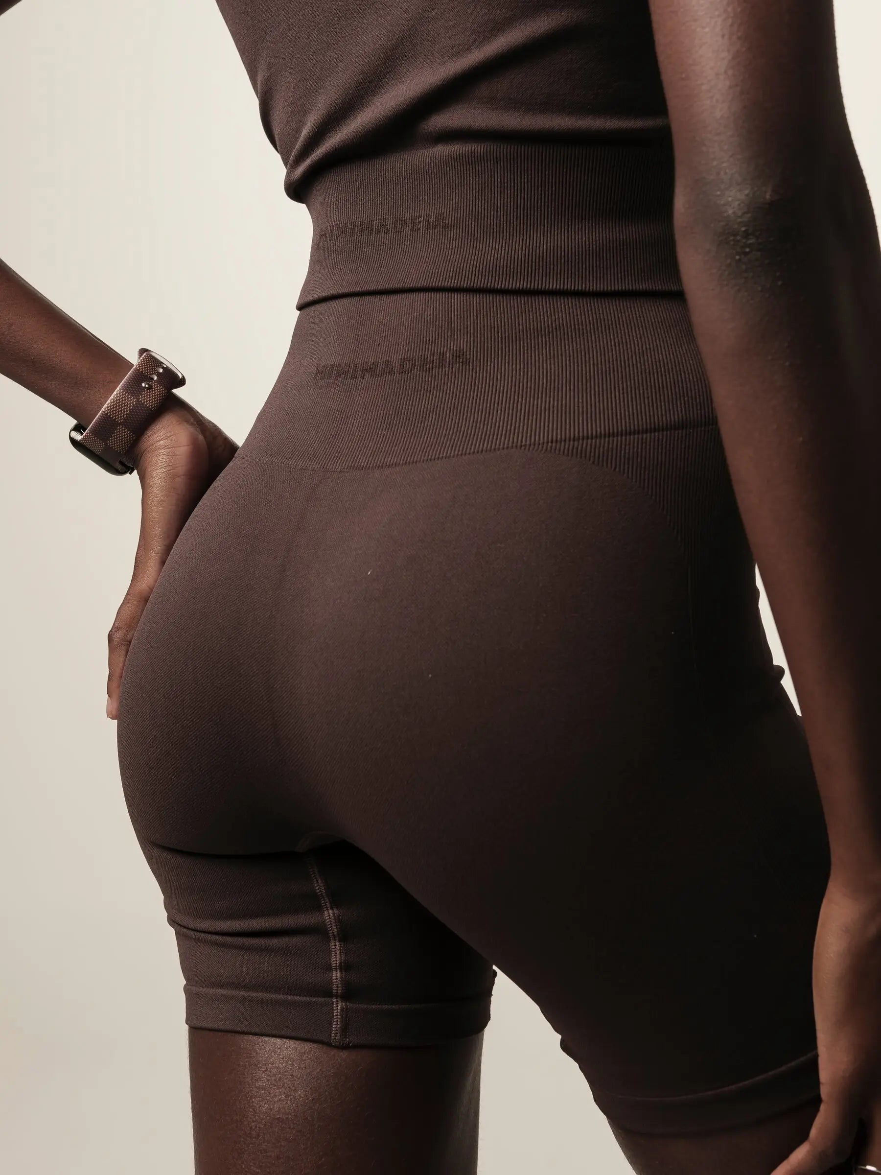 Shorts Flora Seamless Marrom Escuro Activewear. Compre online moda sustentável e atemporal na Minimadeia, marca slow fashion de roupas femininas. Foto produto JUN26 08