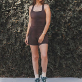 Shorts Flora Seamless Marrom Escuro Athleisure. Compre online moda sustentável e atemporal na Minimadeia, marca slow fashion de roupas femininas. Foto produto SET25 01