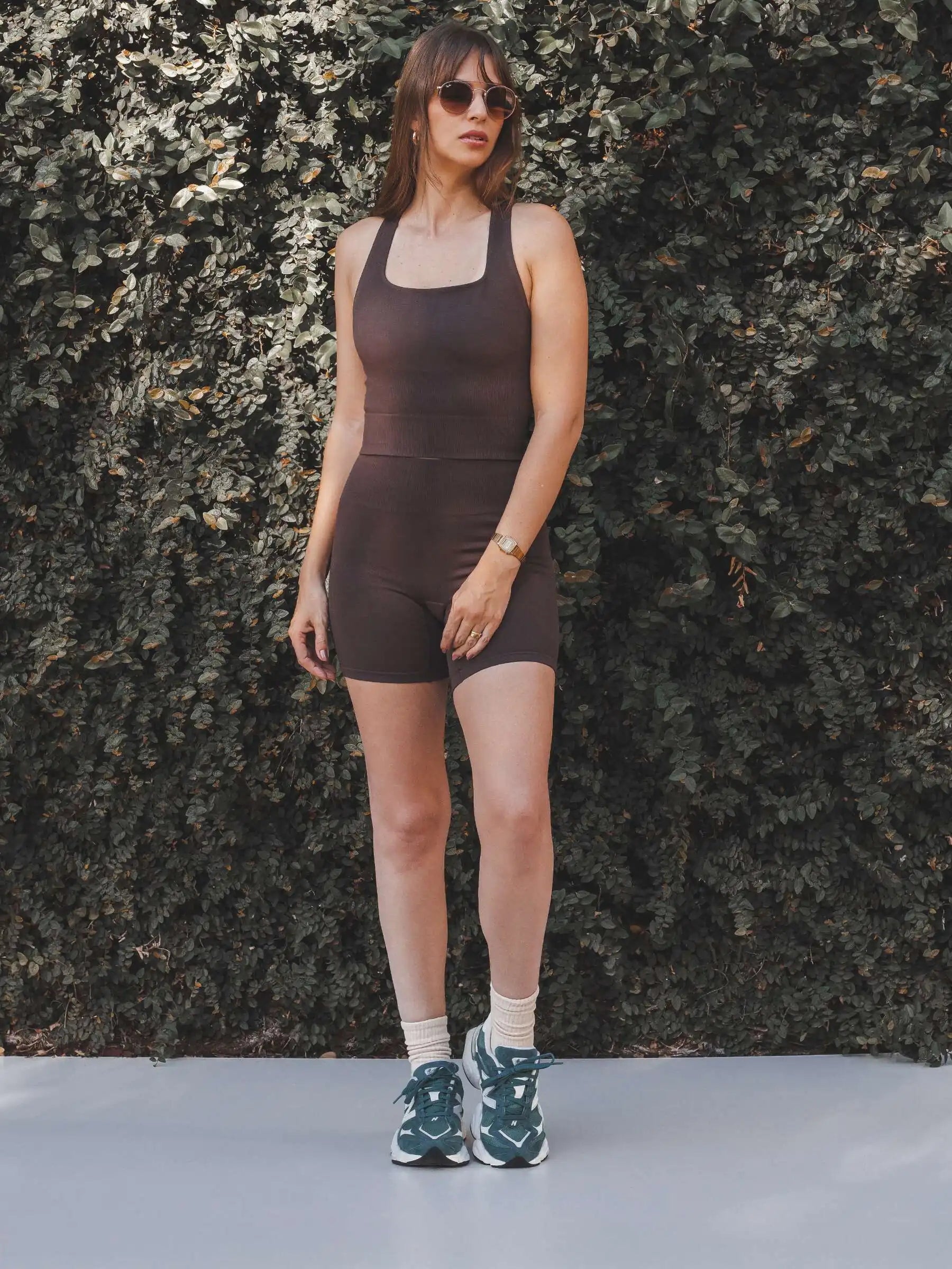 Shorts Flora Seamless Marrom Escuro Athleisure. Compre online moda sustentável e atemporal na Minimadeia, marca slow fashion de roupas femininas. Foto produto SET25 01