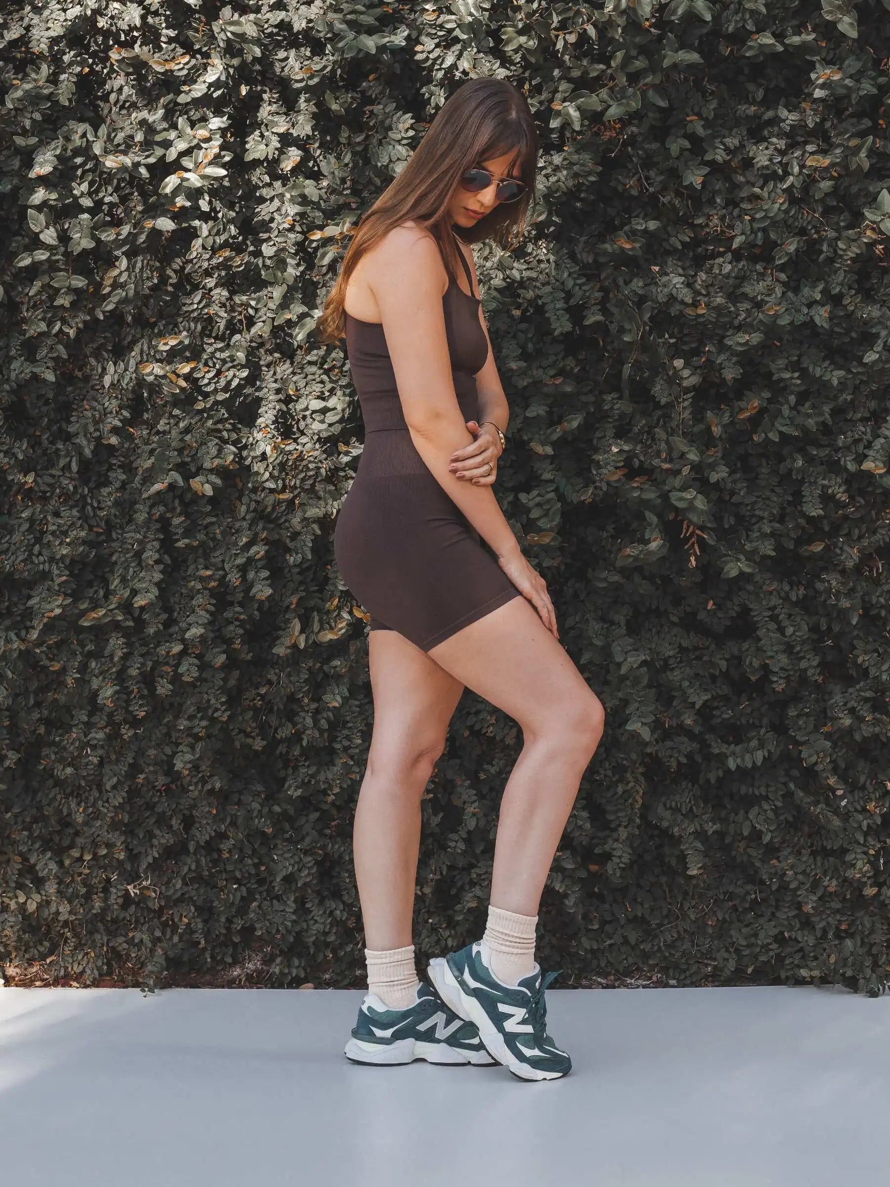 Shorts Flora Seamless Marrom Escuro Athleisure. Compre online moda sustentável e atemporal na Minimadeia, marca slow fashion de roupas femininas. Foto produto SET25 08