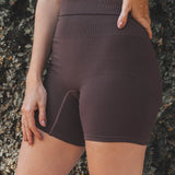 Shorts Flora Seamless Marrom Escuro Athleisure. Compre online moda sustentável e atemporal na Minimadeia, marca slow fashion de roupas femininas. Foto produto SET25 12