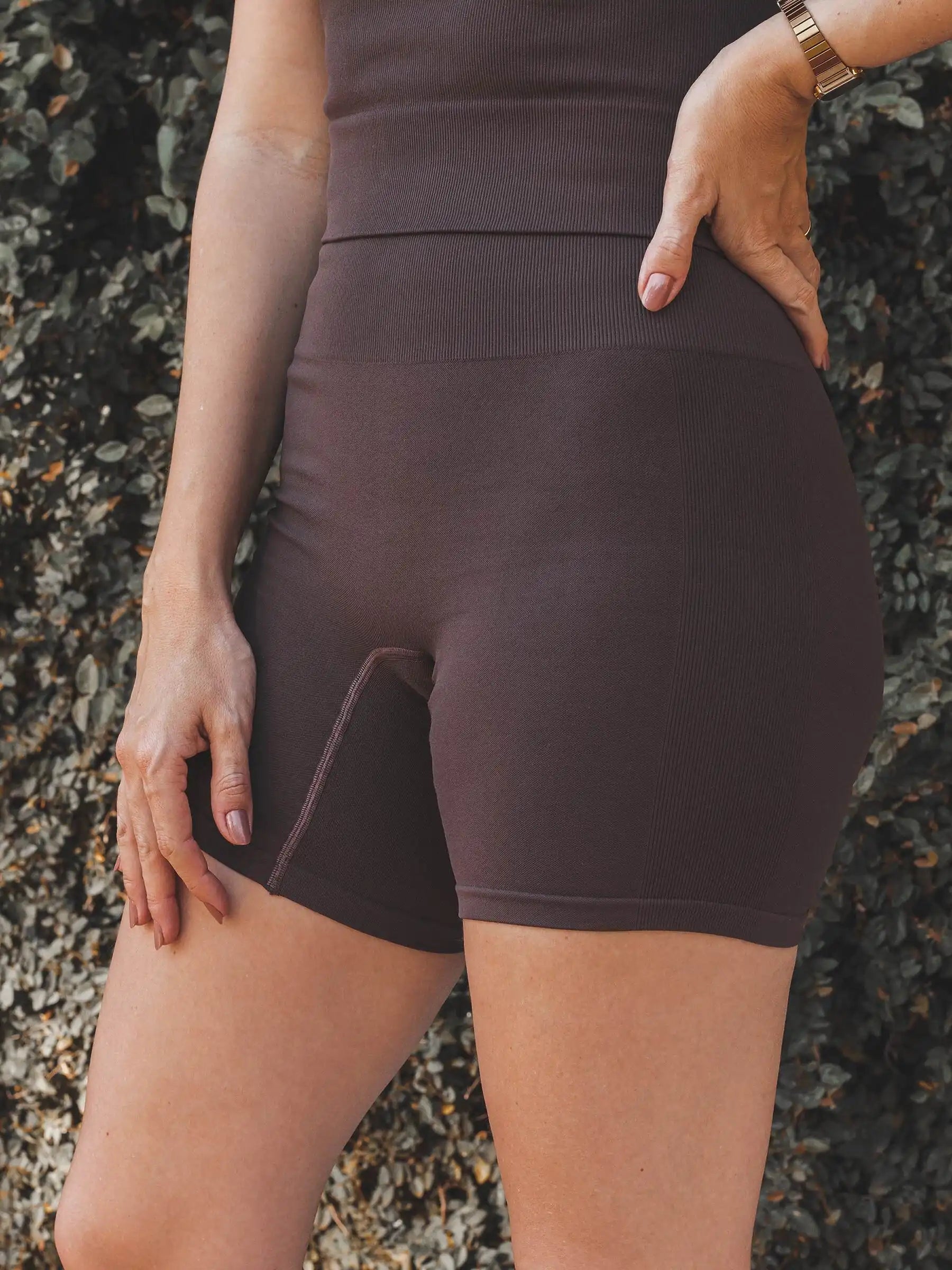 Shorts Flora Seamless Marrom Escuro Athleisure. Compre online moda sustentável e atemporal na Minimadeia, marca slow fashion de roupas femininas. Foto produto SET25 12