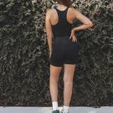 Shorts Flora Seamless Preto Athleisure. Compre online moda sustentável e atemporal na Minimadeia, marca slow fashion de roupas femininas. Foto produto SET25 11