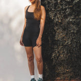 Shorts Flora Seamless Preto Athleisure. Compre online moda sustentável e atemporal na Minimadeia, marca slow fashion de roupas femininas. Foto produto SET25 25