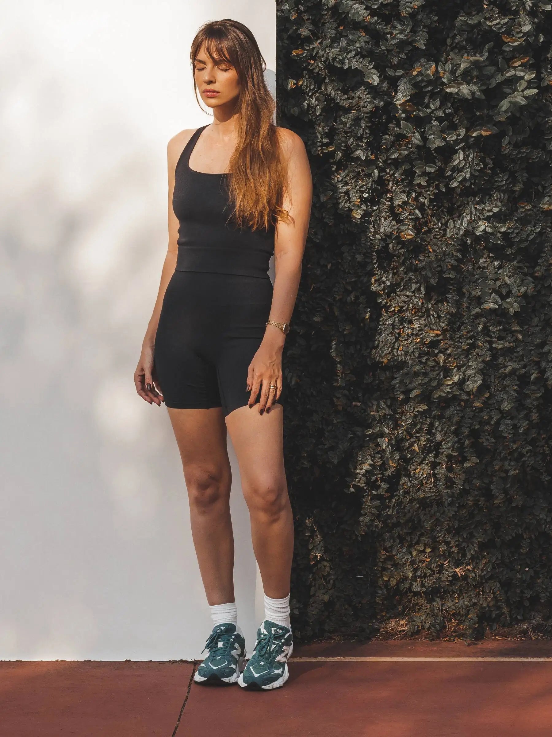 Shorts Flora Seamless Preto Athleisure. Compre online moda sustentável e atemporal na Minimadeia, marca slow fashion de roupas femininas. Foto produto SET25 25