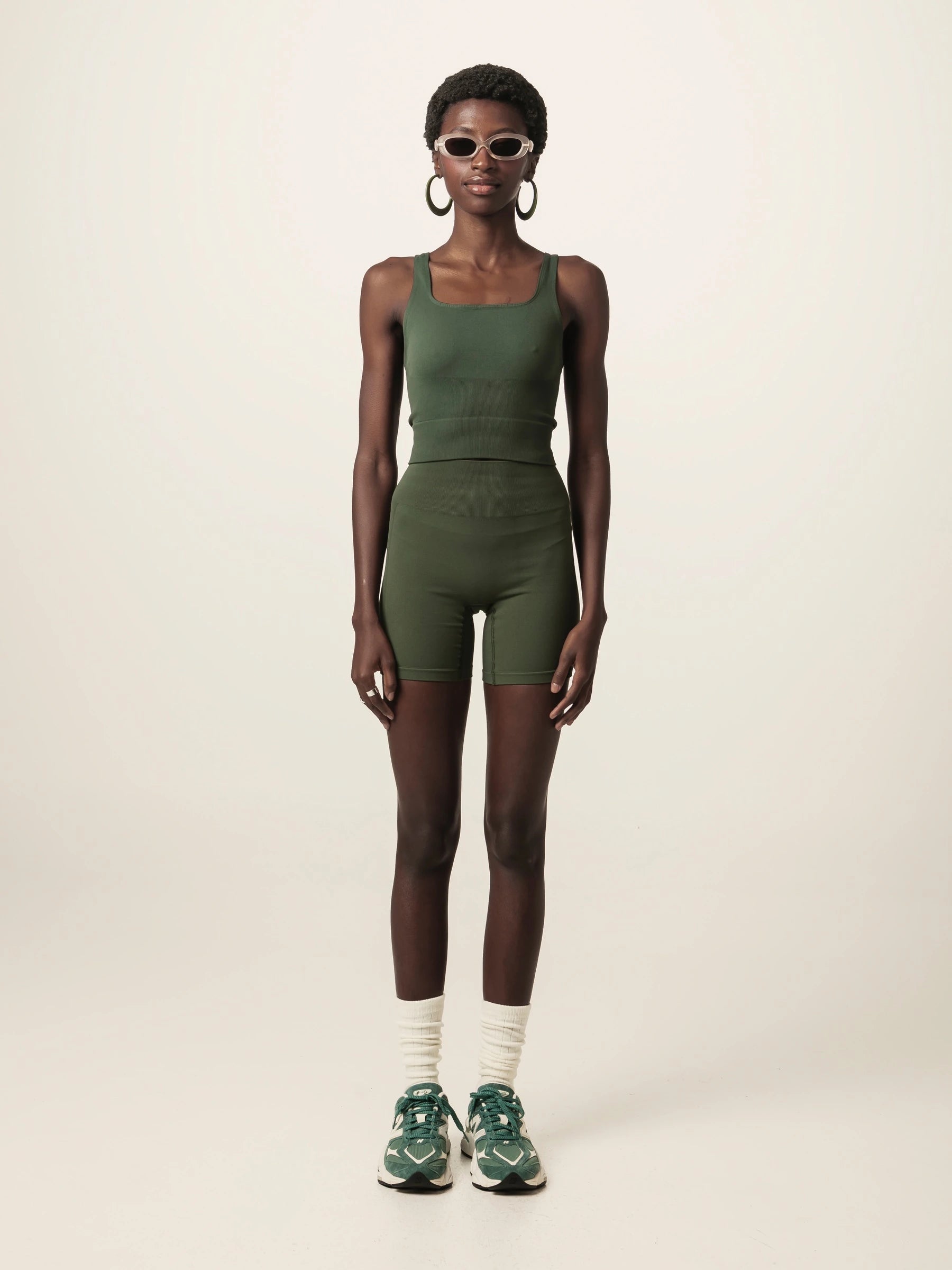 Shorts Flora Seamless Verde Escuro Activewear. Compre online moda sustentável e atemporal na Minimadeia, marca slow fashion de roupas femininas. Foto produto JUN26 01