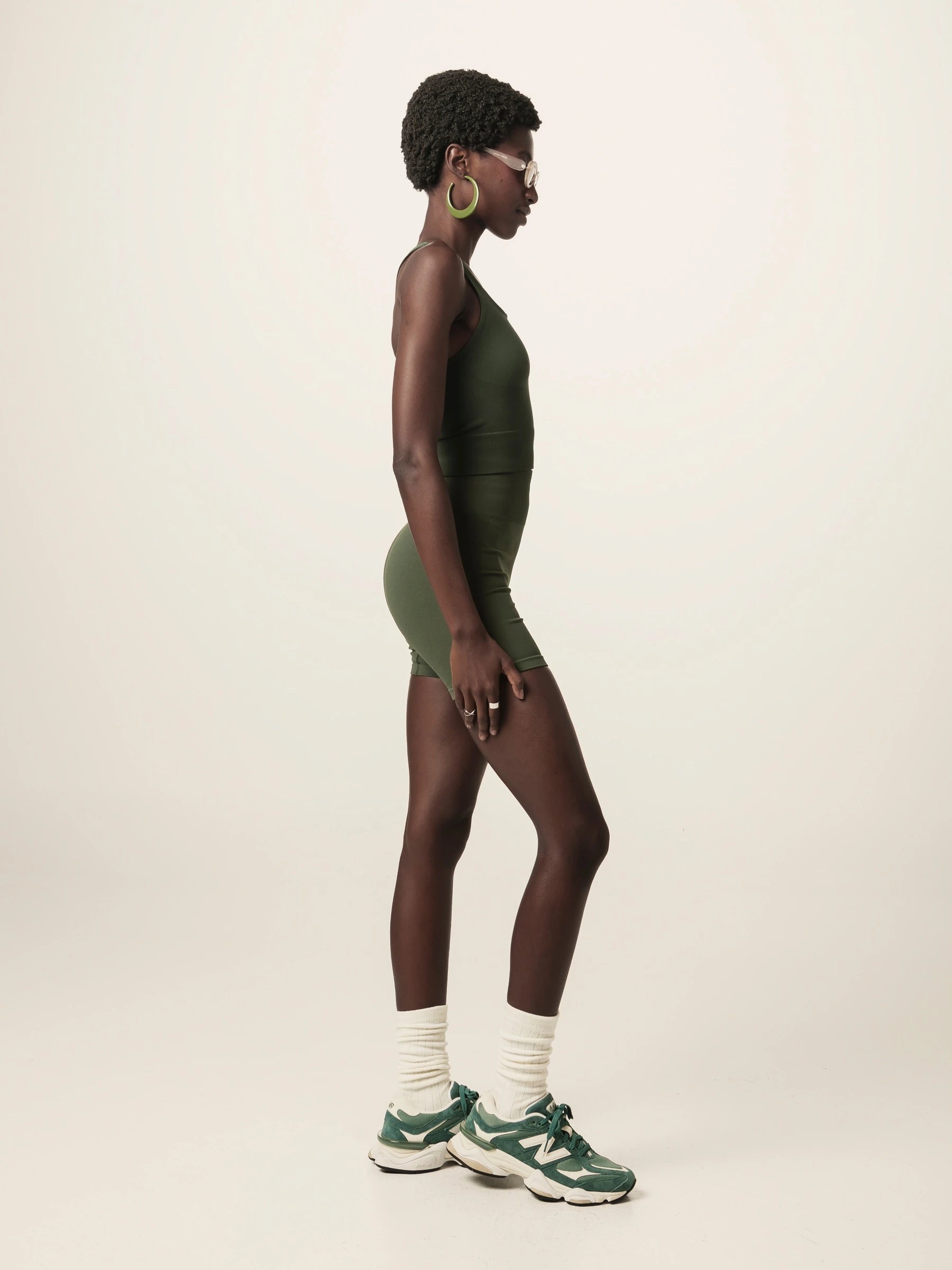 Shorts Flora Seamless Verde Escuro Activewear. Compre online moda sustentável e atemporal na Minimadeia, marca slow fashion de roupas femininas. Foto produto JUN26 03