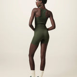 Shorts Flora Seamless Verde Escuro Activewear. Compre online moda sustentável e atemporal na Minimadeia, marca slow fashion de roupas femininas. Foto produto JUN26 05