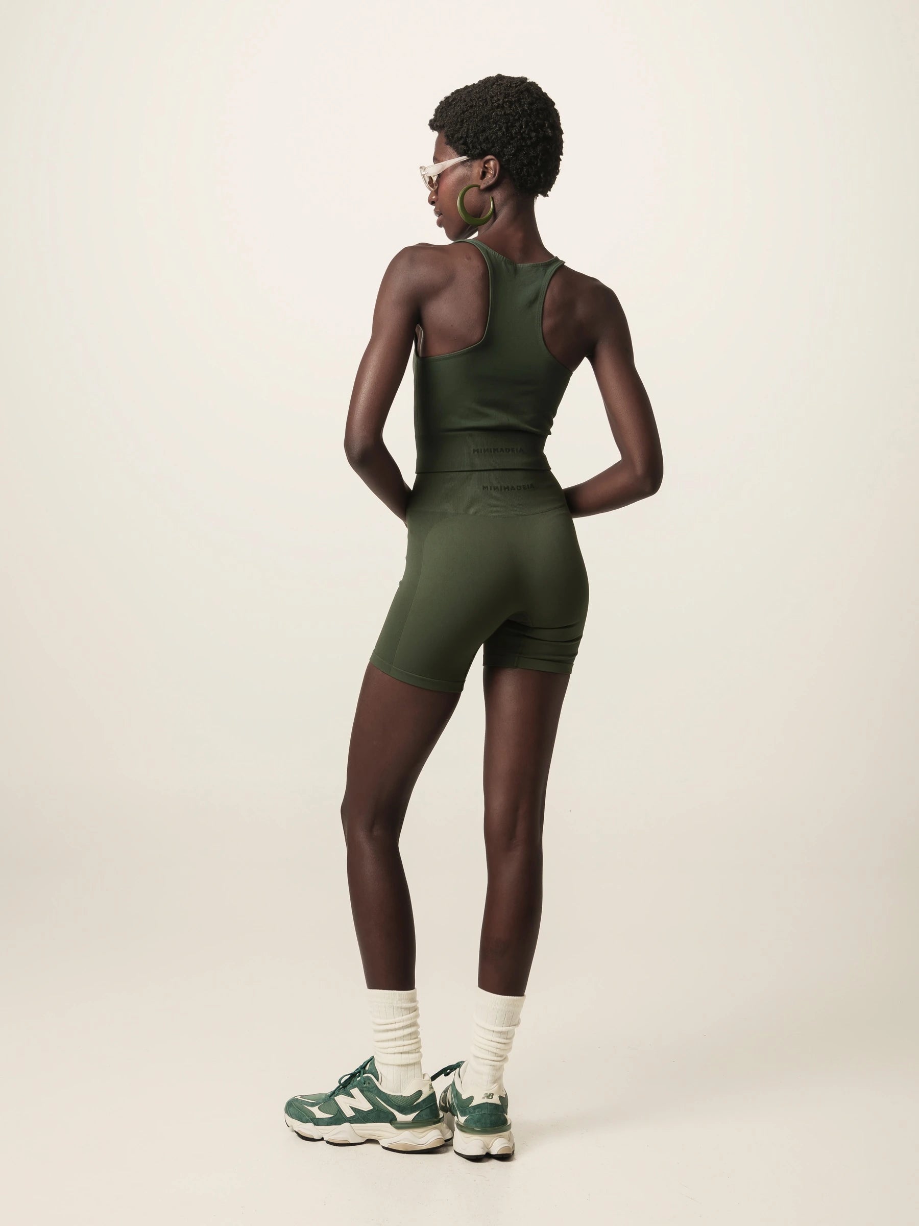 Shorts Flora Seamless Verde Escuro Activewear. Compre online moda sustentável e atemporal na Minimadeia, marca slow fashion de roupas femininas. Foto produto JUN26 05