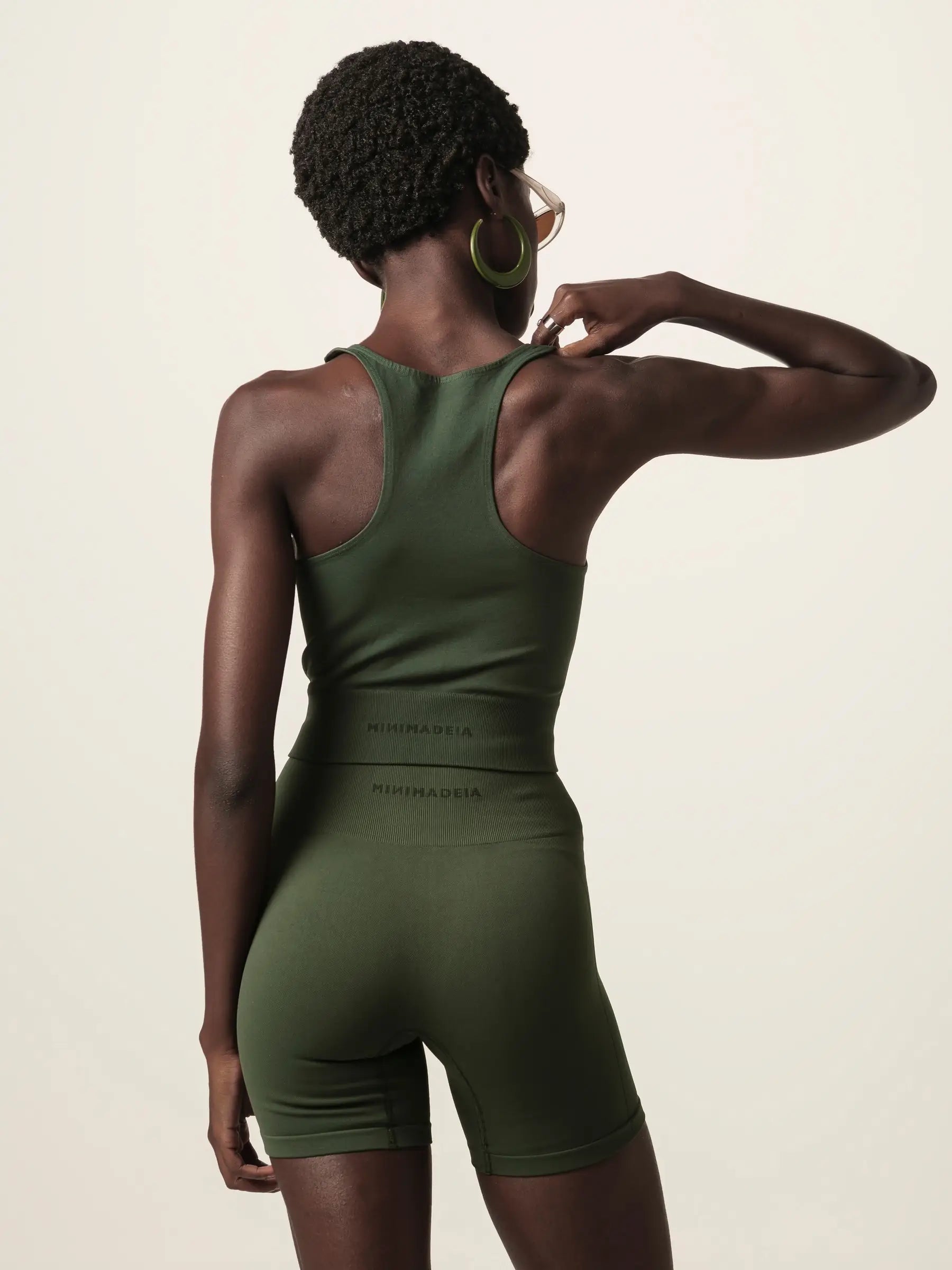Shorts Flora Seamless Verde Escuro Activewear. Compre online moda sustentável e atemporal na Minimadeia, marca slow fashion de roupas femininas. Foto produto JUN26 08