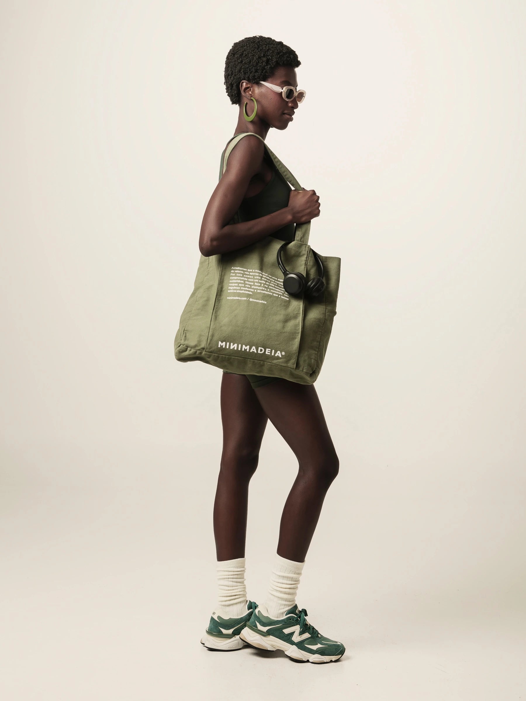 Shorts Flora Seamless Verde Escuro Athleisure. Compre online moda sustentável e atemporal na Minimadeia, marca slow fashion de roupas femininas. Foto produto JUN26 10