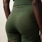 Shorts Flora Seamless Verde Escuro Activewear. Compre online moda sustentável e atemporal na Minimadeia, marca slow fashion de roupas femininas. Foto produto JUN26 12