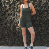 Shorts Flora Seamless Verde Escuro Athleisure. Compre online moda sustentável e atemporal na Minimadeia, marca slow fashion de roupas femininas. Foto produto SET25 03
