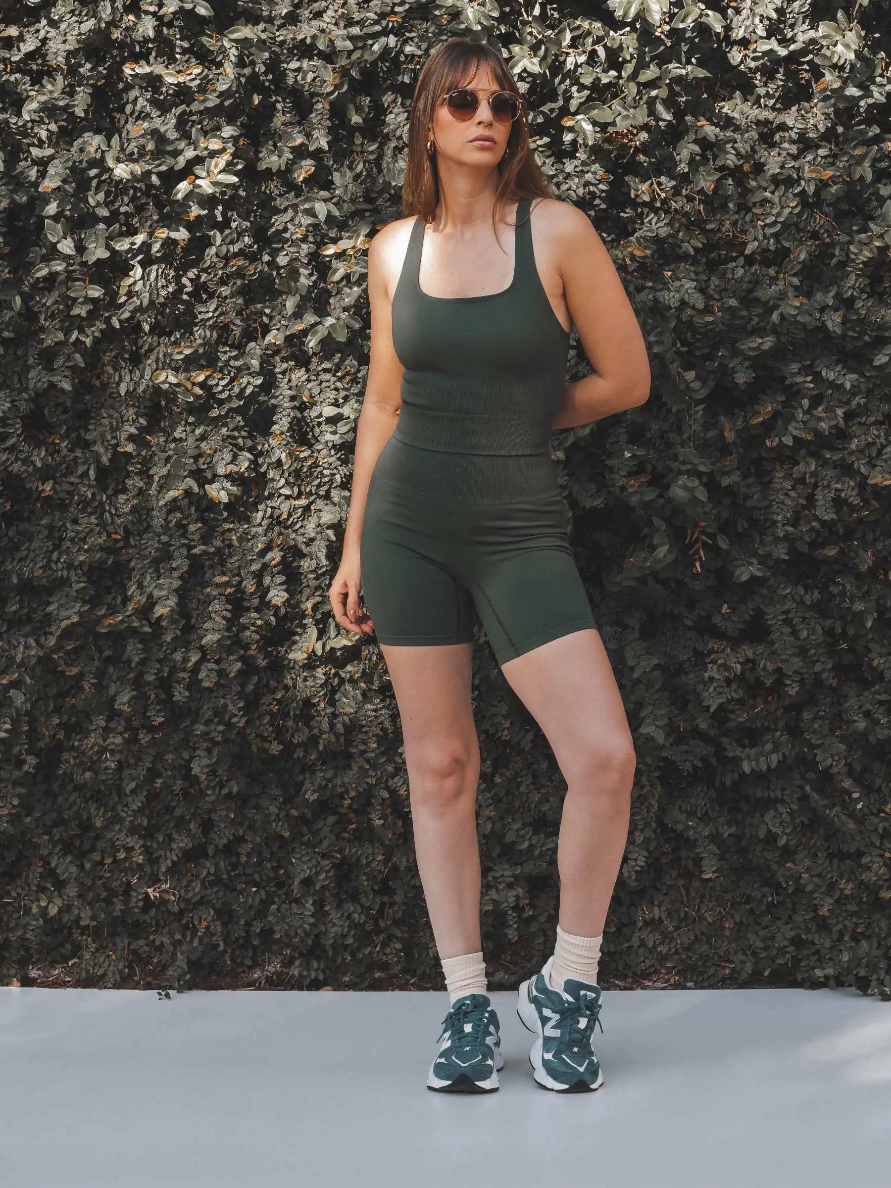 Shorts Flora Seamless Verde Escuro Athleisure. Compre online moda sustentável e atemporal na Minimadeia, marca slow fashion de roupas femininas. Foto produto SET25 03