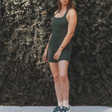 Shorts Flora Seamless Verde Escuro Athleisure. Compre online moda sustentável e atemporal na Minimadeia, marca slow fashion de roupas femininas. Foto produto SET25 05