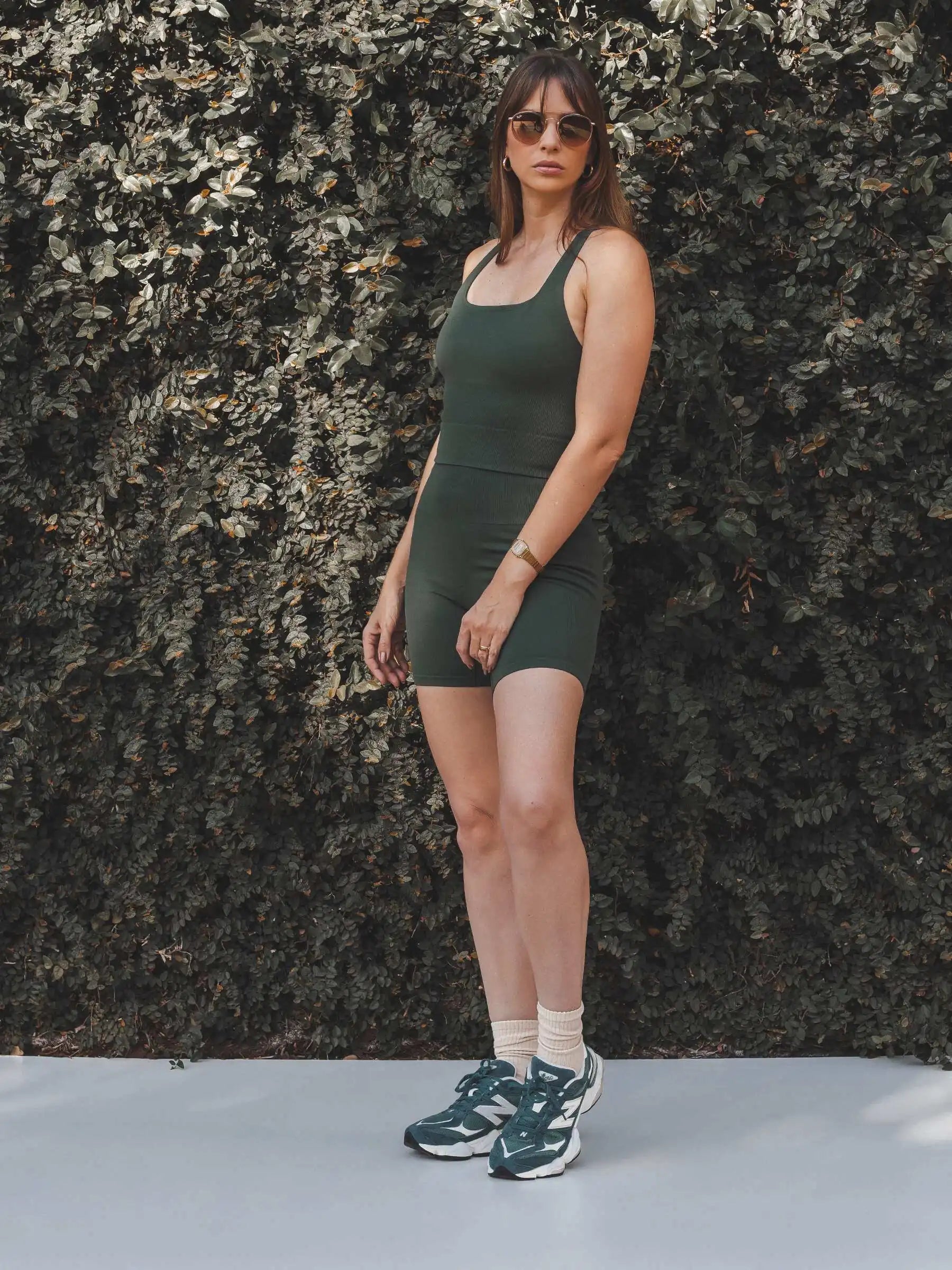 Shorts Flora Seamless Verde Escuro Athleisure. Compre online moda sustentável e atemporal na Minimadeia, marca slow fashion de roupas femininas. Foto produto SET25 05