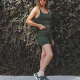 Shorts Flora Seamless Verde Escuro Athleisure. Compre online moda sustentável e atemporal na Minimadeia, marca slow fashion de roupas femininas. Foto produto SET25 08