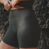 Shorts Flora Seamless Verde Escuro Athleisure. Compre online moda sustentável e atemporal na Minimadeia, marca slow fashion de roupas femininas. Foto produto SET25 10