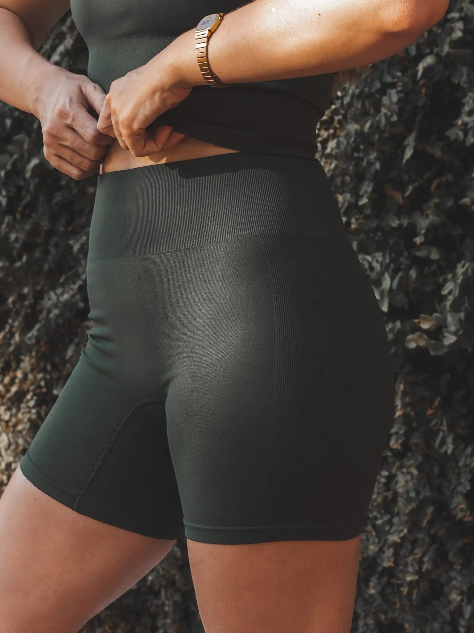 Shorts Flora Seamless Verde Escuro Athleisure. Compre online moda sustentável e atemporal na Minimadeia, marca slow fashion de roupas femininas. Foto produto SET25 10