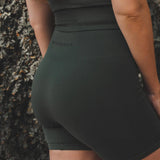 Shorts Flora Seamless Verde Escuro Athleisure. Compre online moda sustentável e atemporal na Minimadeia, marca slow fashion de roupas femininas. Foto produto SET25 11