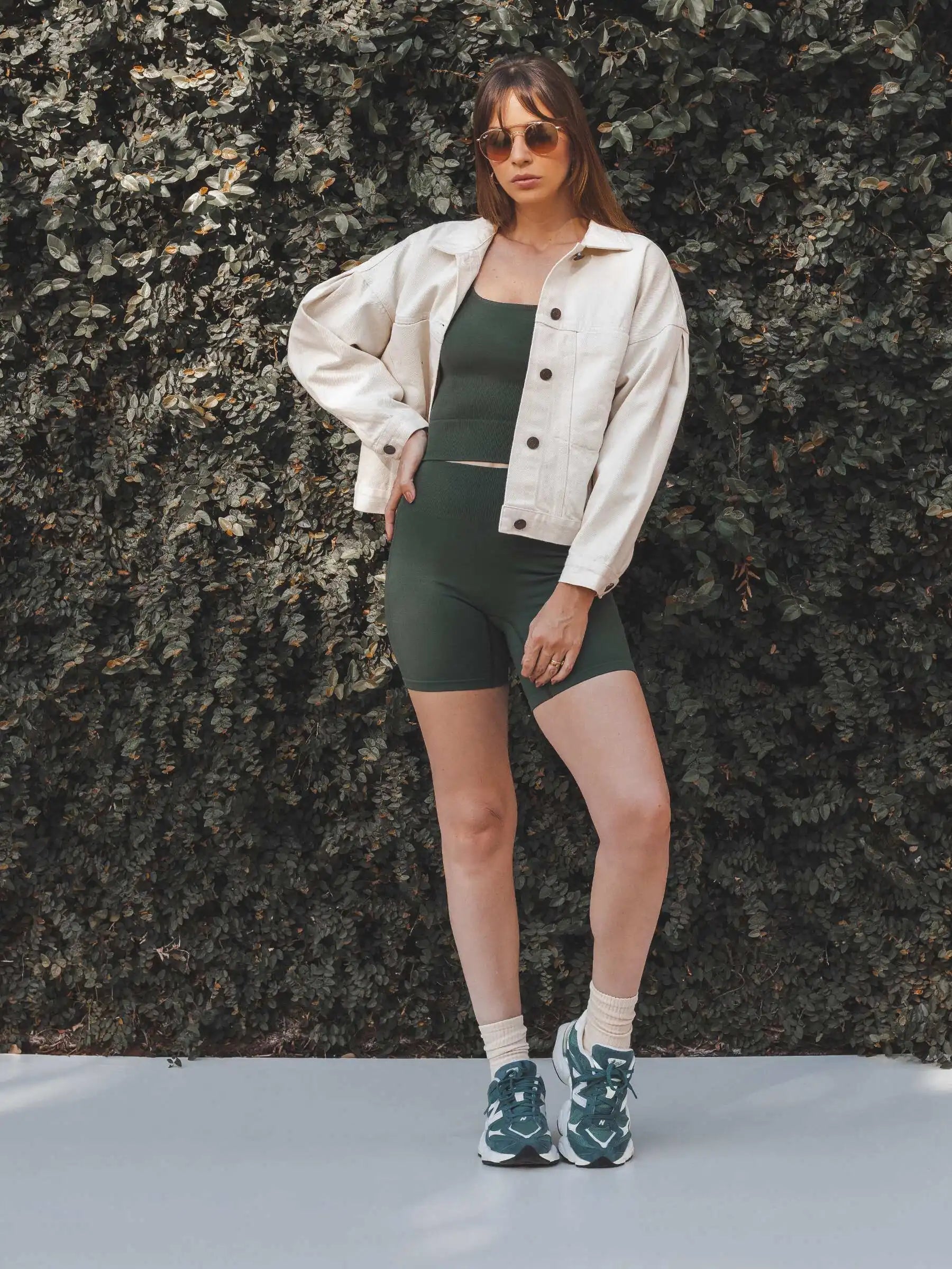 Shorts Flora Seamless Verde Escuro Athleisure. Compre online moda sustentável e atemporal na Minimadeia, marca slow fashion de roupas femininas. Foto produto SET25 12