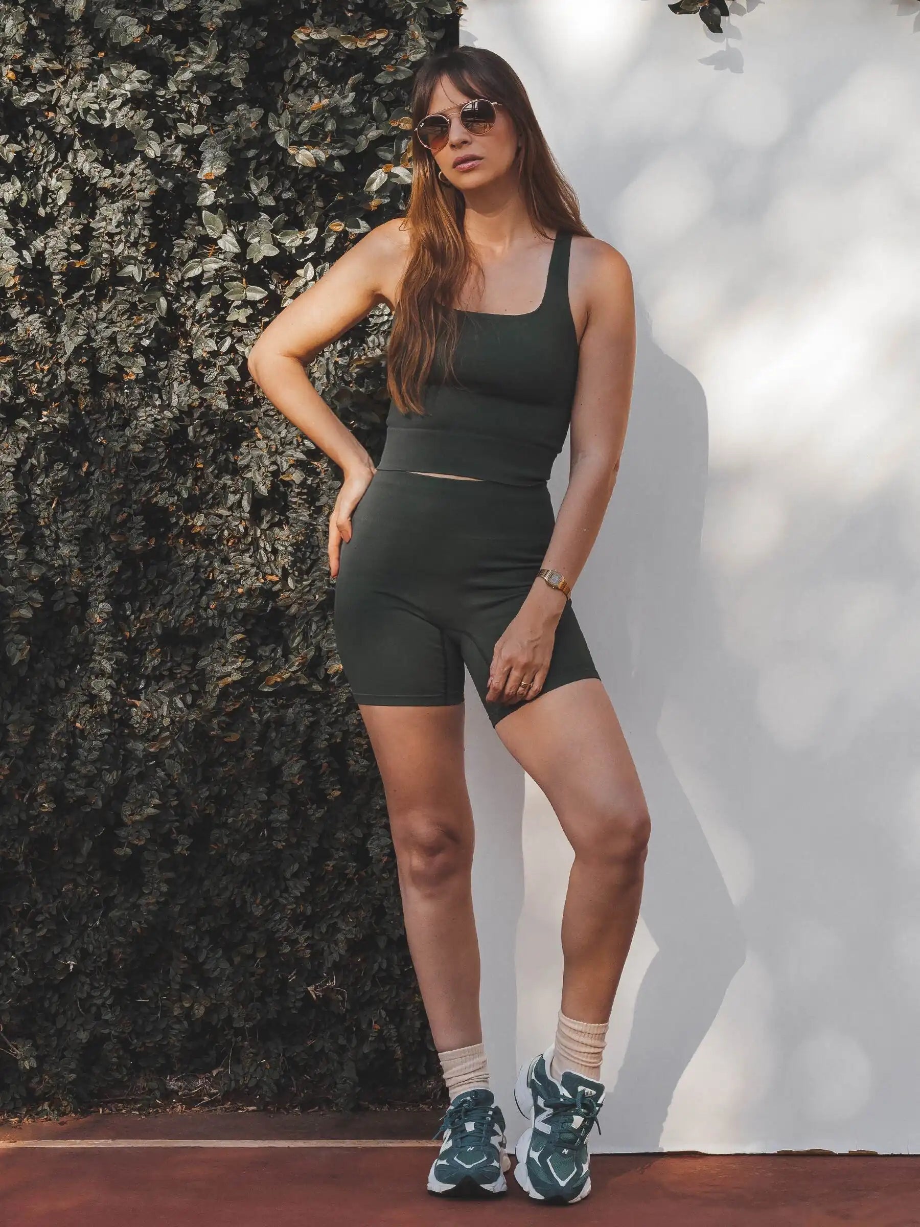 Shorts Flora Seamless Verde Escuro Athleisure. Compre online moda sustentável e atemporal na Minimadeia, marca slow fashion de roupas femininas. Foto produto SET25 18