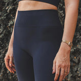 Calça Legging Flora Seamless Azul Escuro Athleisure. Compre online moda sustentável e atemporal na Minimadeia, marca slow fashion de roupas femininas. Foto produto SET25 13