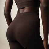 Calça Legging Flora Seamless Marrom Escuro Activewear. Compre online moda sustentável e atemporal na Minimadeia, marca slow fashion de roupas femininas. Foto produto JUN26 11