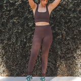 Calça Legging Flora Seamless Marrom Escuro Athleisure. Compre online moda sustentável e atemporal na Minimadeia, marca slow fashion de roupas femininas. Foto produto SET25 03