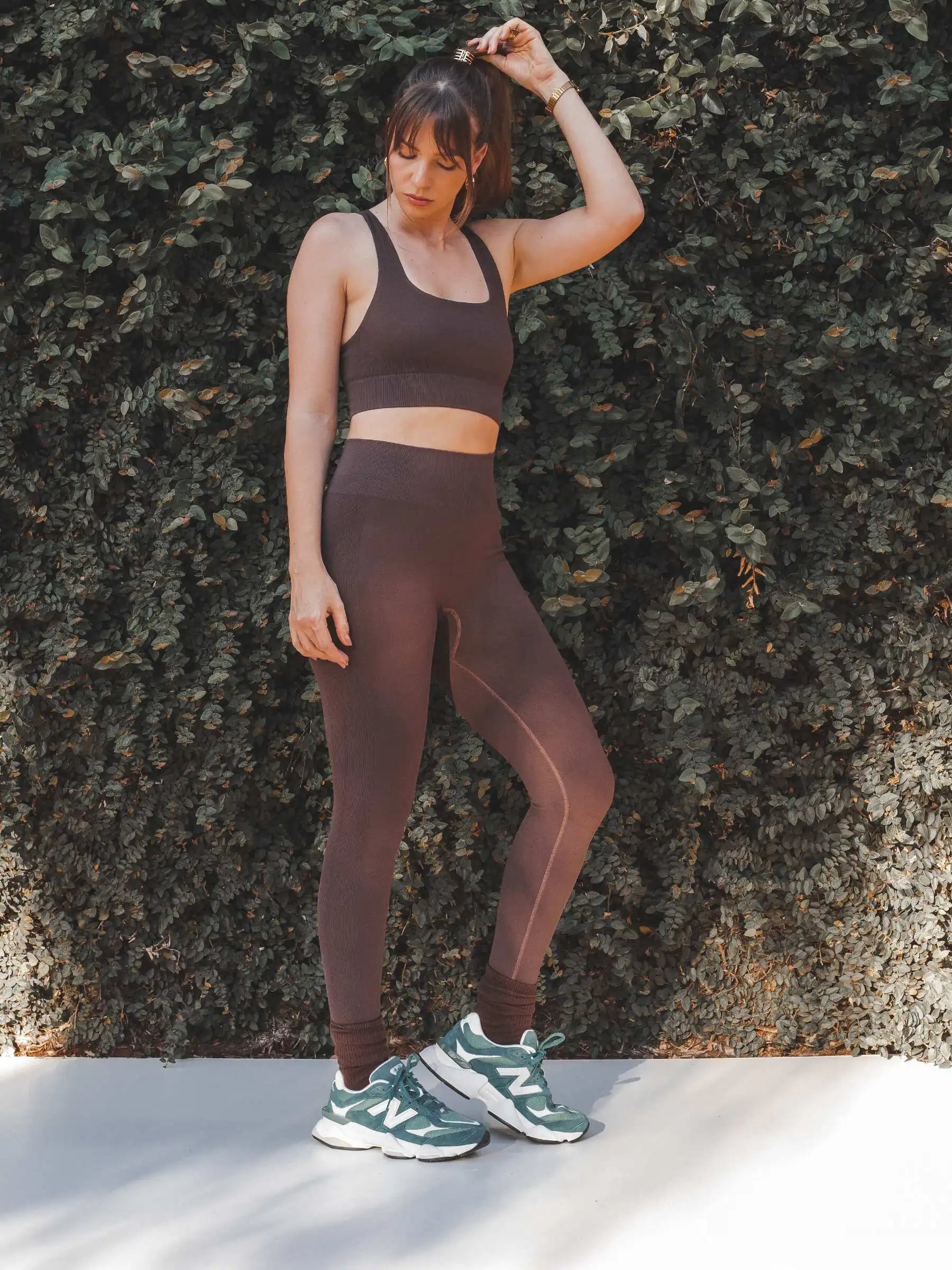 Calça Legging Flora Seamless Marrom Escuro Athleisure. Compre online moda sustentável e atemporal na Minimadeia, marca slow fashion de roupas femininas. Foto produto SET25 09