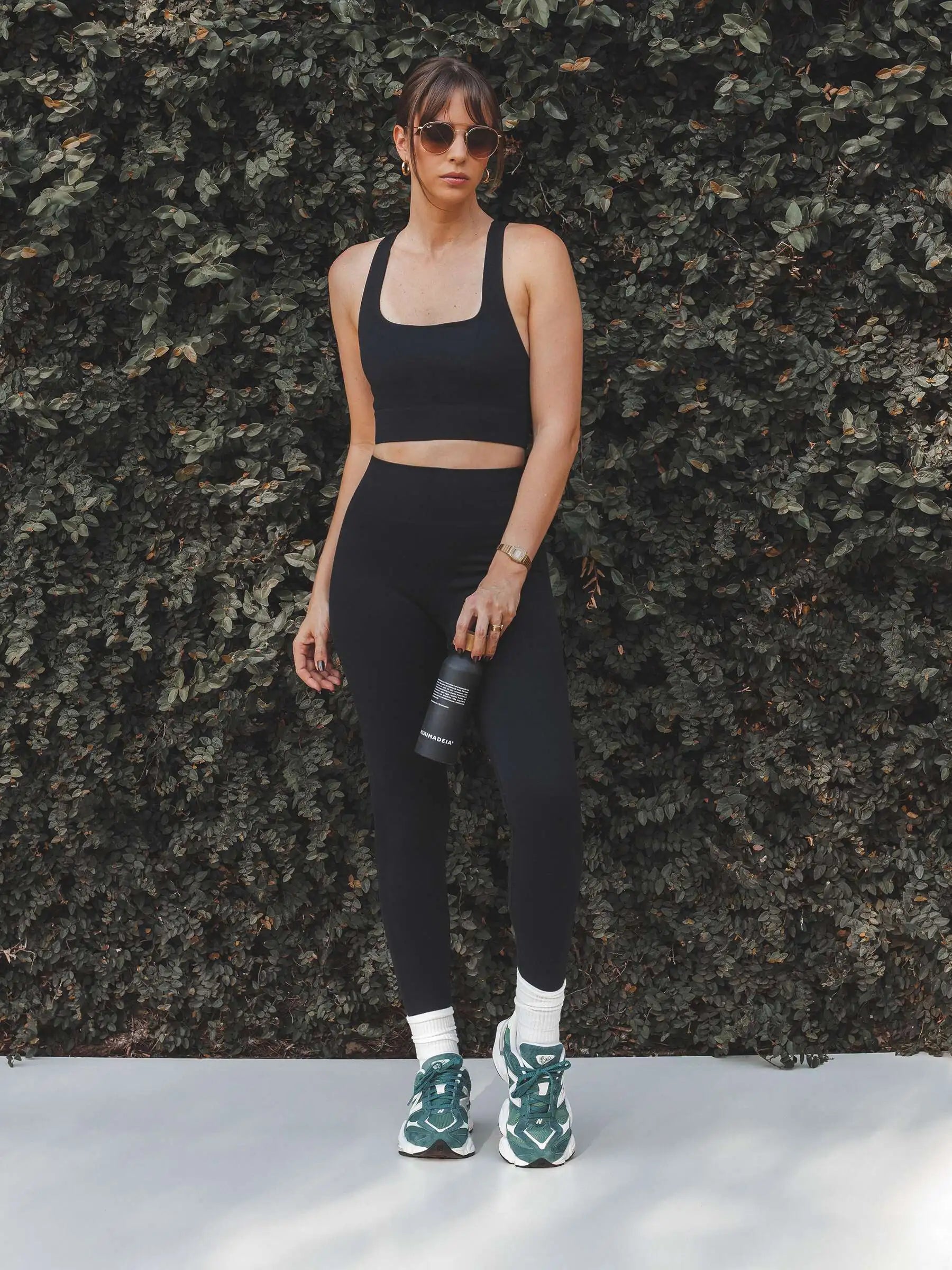 Calça Legging Flora Seamless Preta Athleisure. Compre online moda sustentável e atemporal na Minimadeia, marca slow fashion de roupas femininas. Foto produto SET25 05