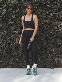 Calça Legging Flora Seamless Preta Athleisure. Compre online moda sustentável e atemporal na Minimadeia, marca slow fashion de roupas femininas. Foto produto SET25 05