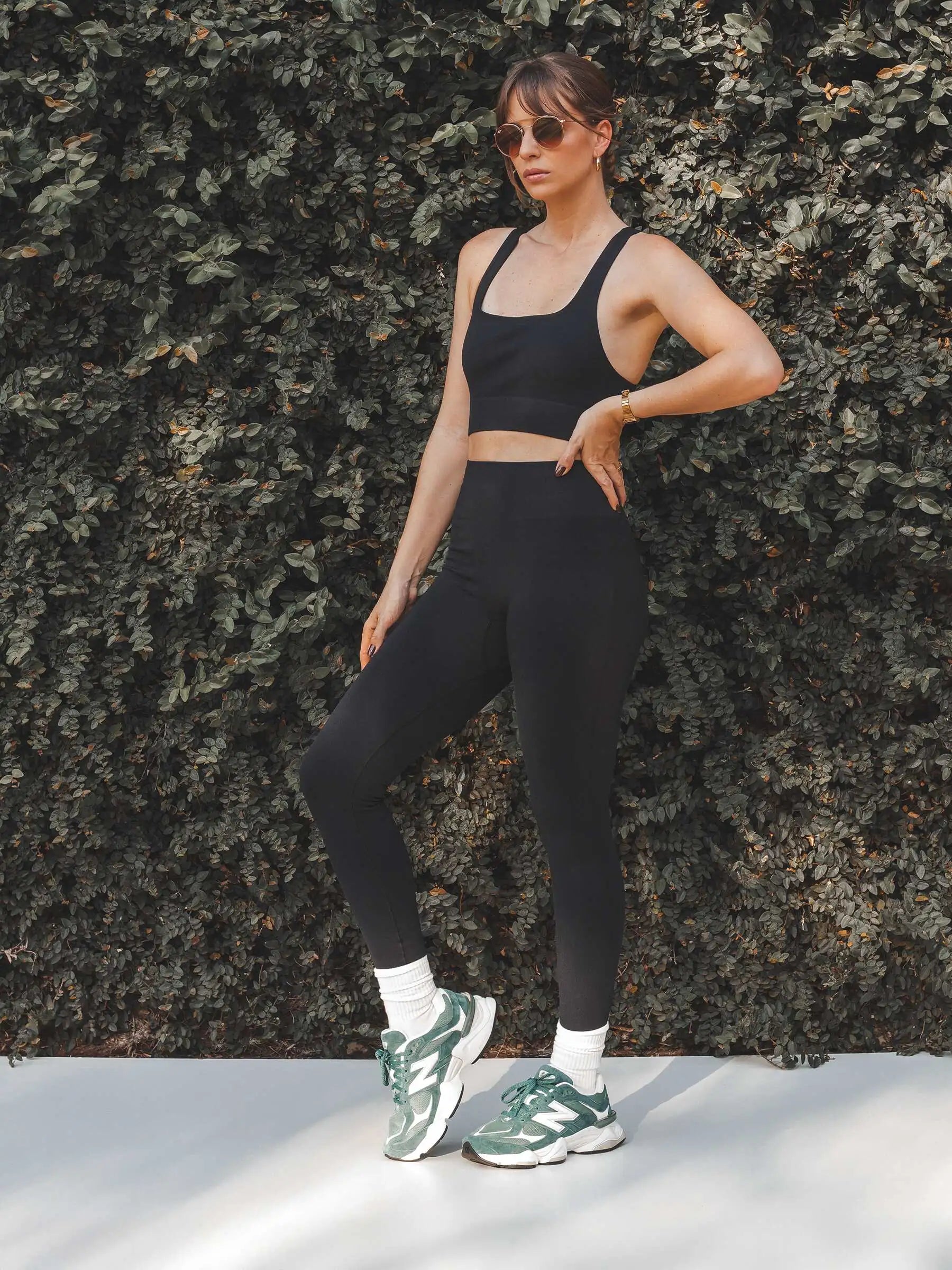 Calça Legging Flora Seamless Preta Athleisure. Compre online moda sustentável e atemporal na Minimadeia, marca slow fashion de roupas femininas. Foto produto SET25 13