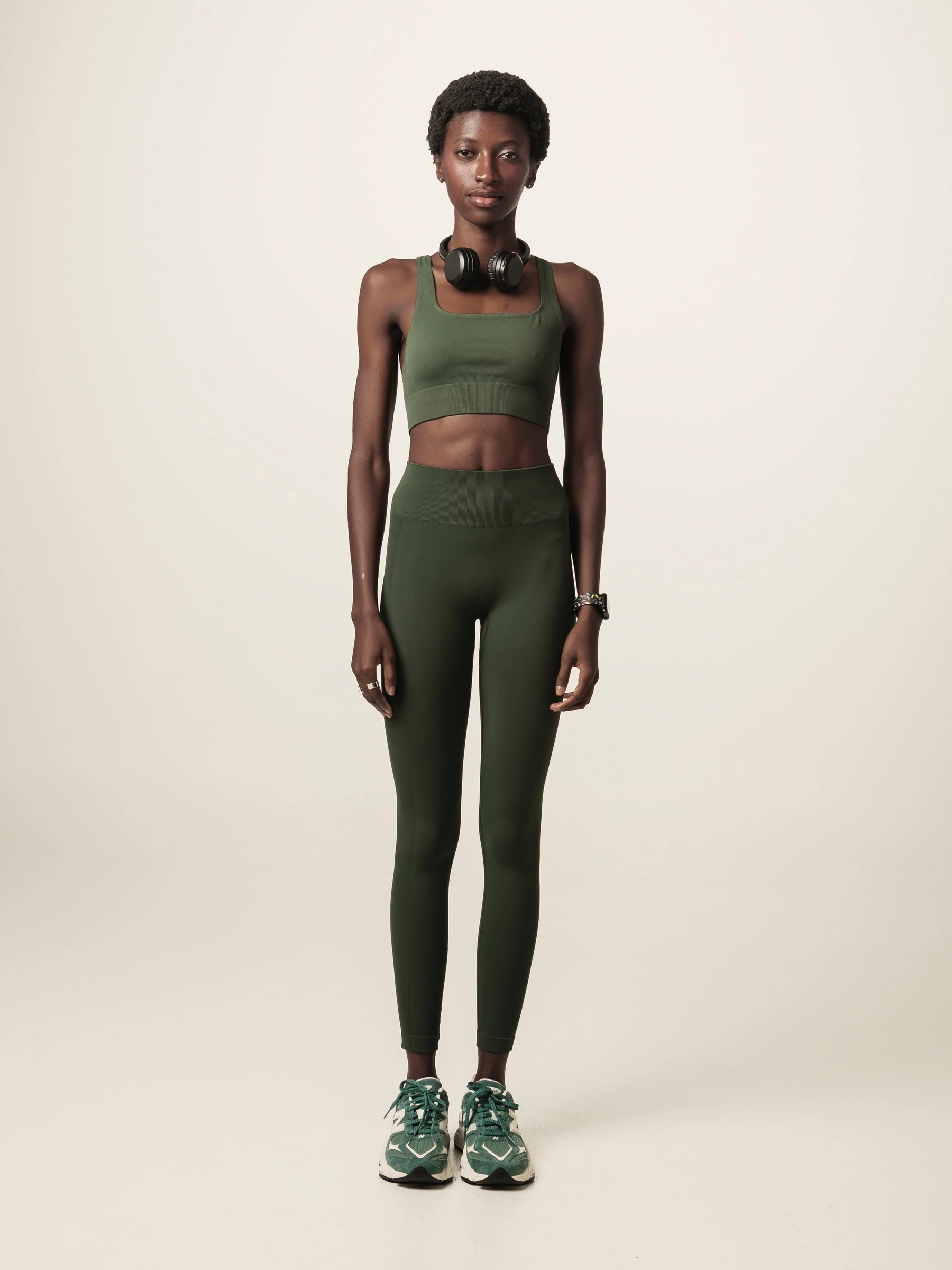 Calça Legging Flora Seamless Verde Escuro Activewear. Compre online moda sustentável e atemporal na Minimadeia, marca slow fashion de roupas femininas. Foto produto JUN26 01