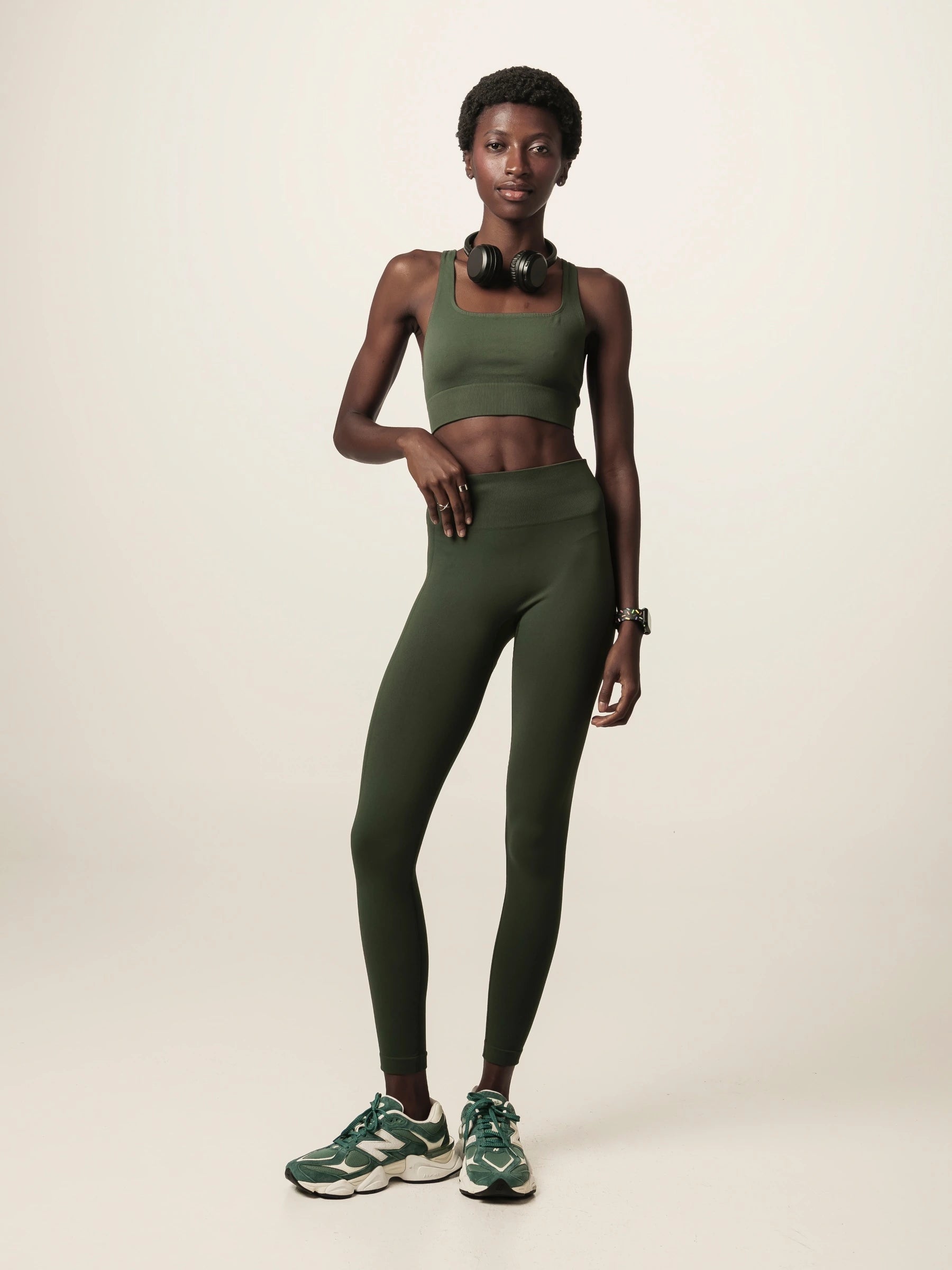 Calça Legging Flora Seamless Verde Escuro Activewear. Compre online moda sustentável e atemporal na Minimadeia, marca slow fashion de roupas femininas. Foto produto JUN26 02