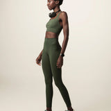 Calça Legging Flora Seamless Verde Escuro Activewear. Compre online moda sustentável e atemporal na Minimadeia, marca slow fashion de roupas femininas. Foto produto JUN26 03