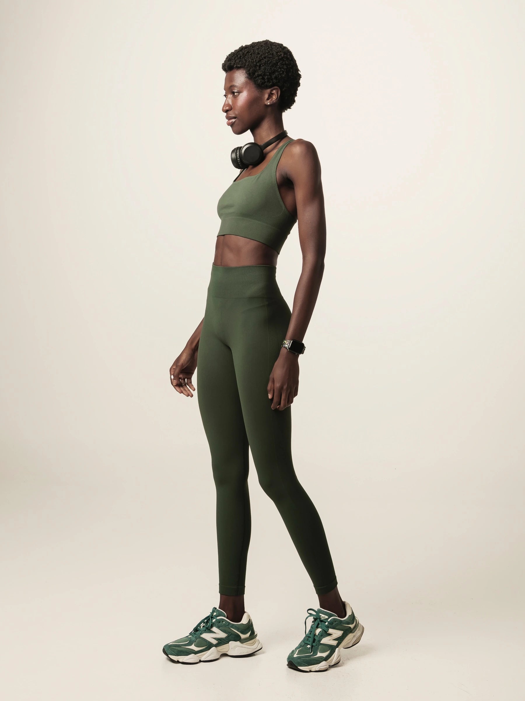 Calça Legging Flora Seamless Verde Escuro Activewear. Compre online moda sustentável e atemporal na Minimadeia, marca slow fashion de roupas femininas. Foto produto JUN26 03