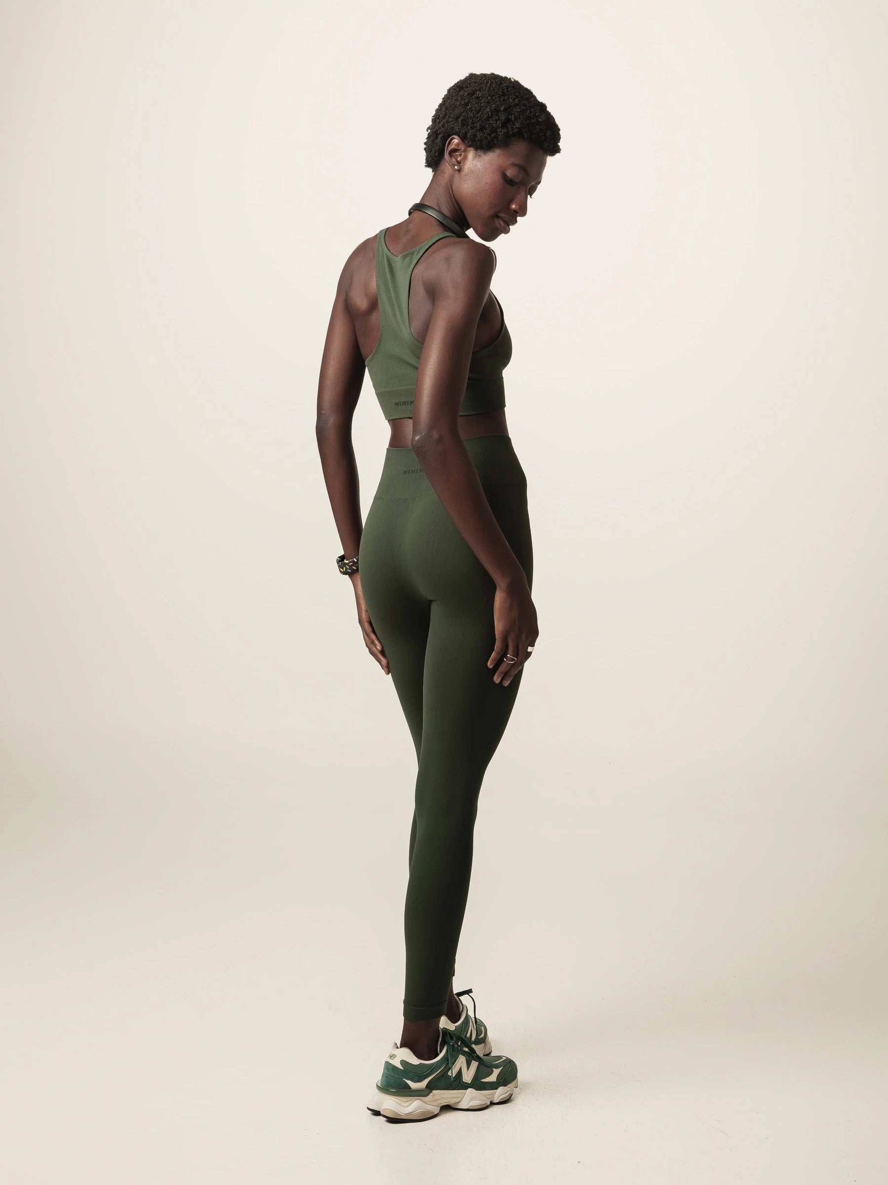 Calça Legging Flora Seamless Verde Escuro Activewear. Compre online moda sustentável e atemporal na Minimadeia, marca slow fashion de roupas femininas. Foto produto JUN26 04