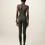 Calça Legging Flora Seamless Verde Escuro Activewear. Compre online moda sustentável e atemporal na Minimadeia, marca slow fashion de roupas femininas. Foto produto JUN26 05