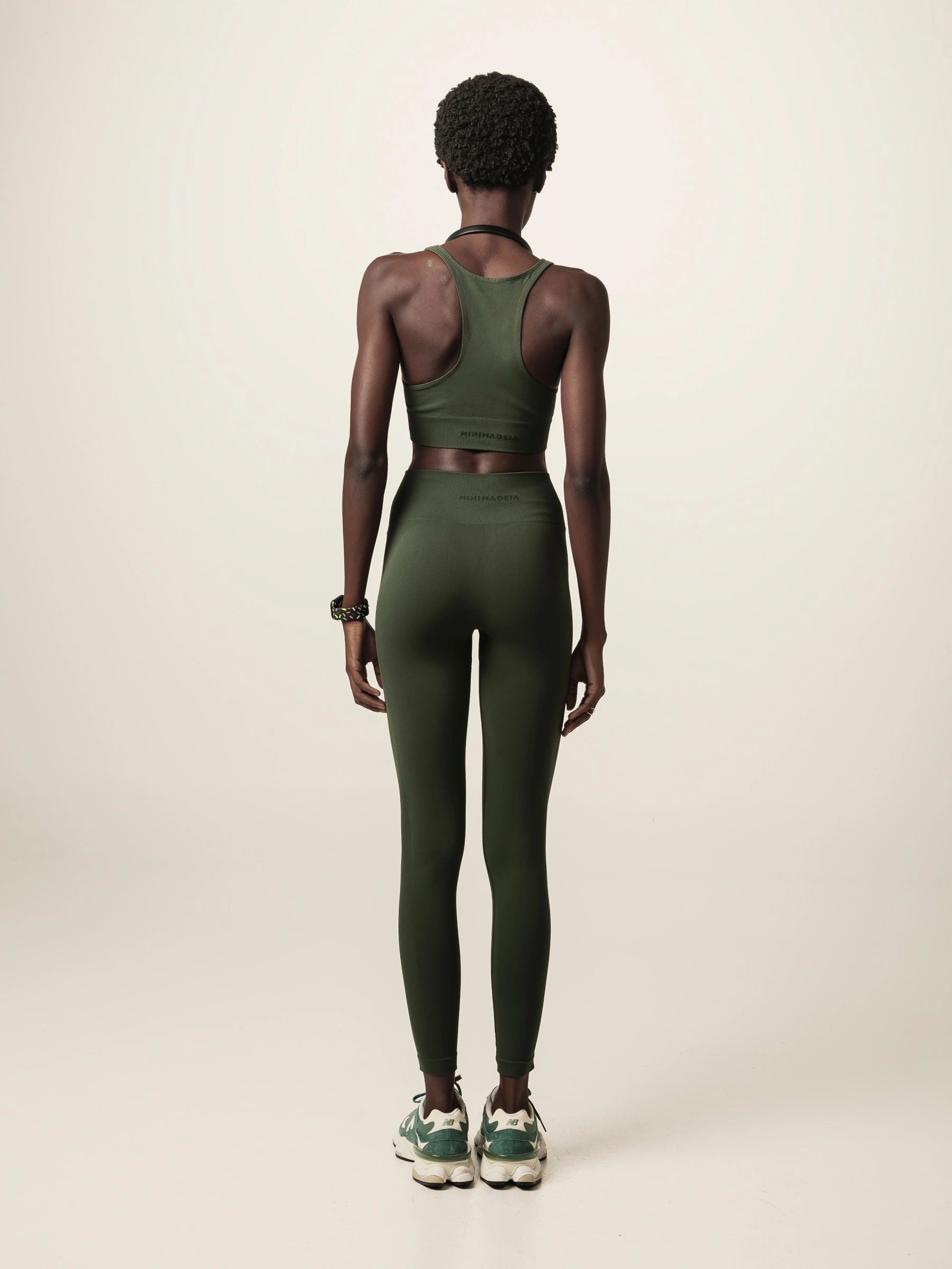 Calça Legging Flora Seamless Verde Escuro Activewear. Compre online moda sustentável e atemporal na Minimadeia, marca slow fashion de roupas femininas. Foto produto JUN26 05